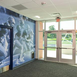 墙外的运动training / rehabilitation room is a huge photography from a football game.