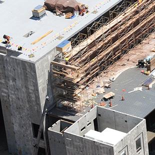 扩建时建筑工地的一张航拍图。